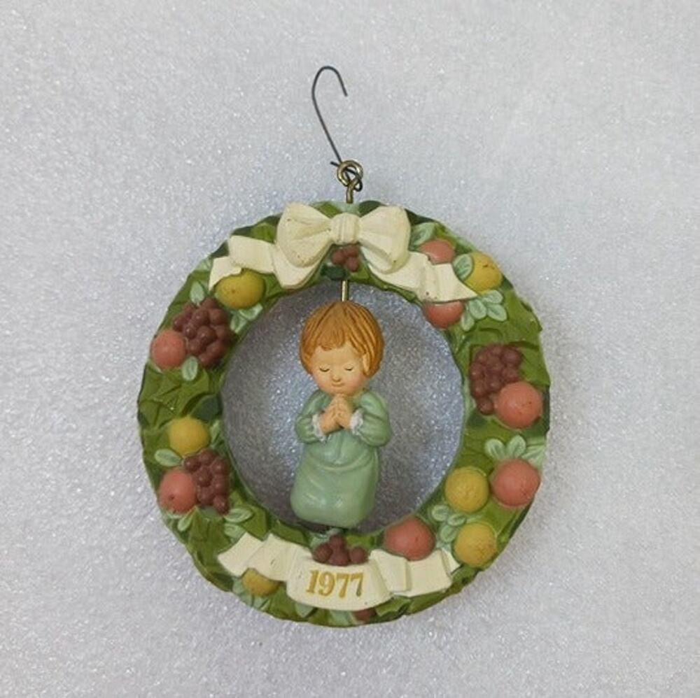 VTG Hallmark Keepsake 1977 Praying Child in Christmas Fruit Wreath Orna
